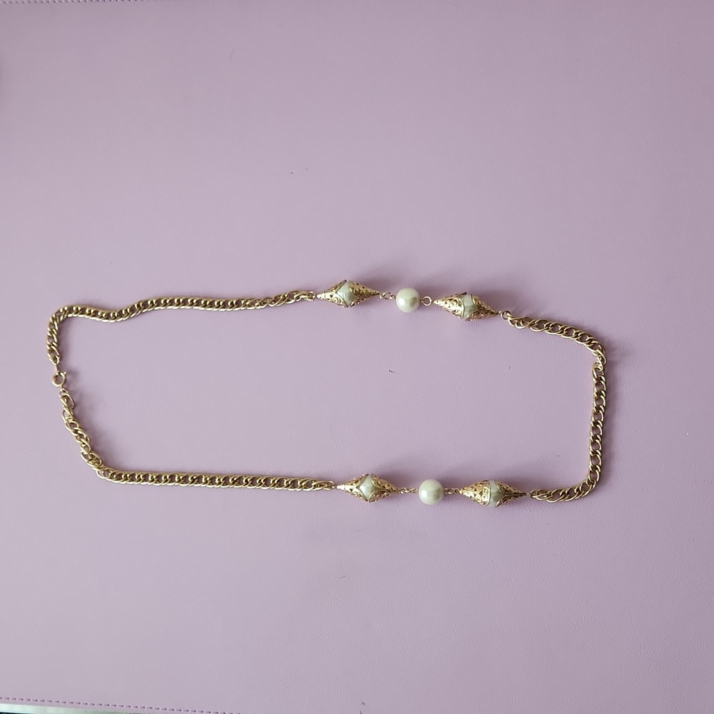 Vintage gold necklace with pearls